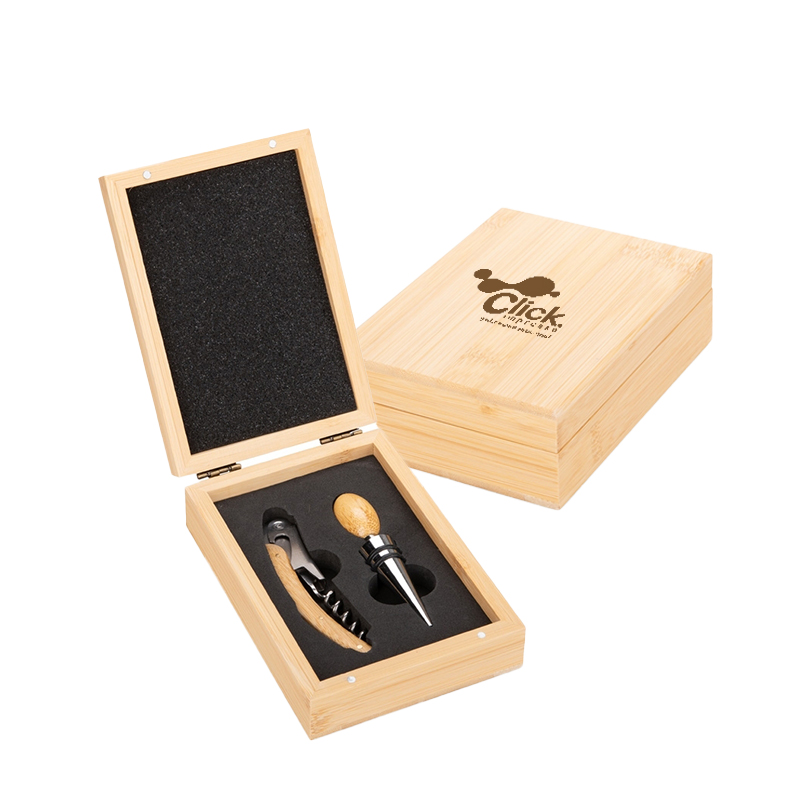 Kit vinho composto por dois itens: saca-rolhas de um estágio em inox e cabo em bambu e tampa de bico em inox com detalhes em silicone e topo em bambu. Acompanha estojo em bambu com dobradiças metálicas, fechamento imantado e revestimento interno em espuma de EVA.
Altura : 4,9 cm
Largura : 11,4 cm
Profundidade : 16,1 cm
Medidas aproximadas para gravação (CxL): 14 cm x 10 cm (tampa do estojo) - 2 cm x 10 cm (parte frontal do estojo) - 0,5 cm x 4 cm (saca-rolhas)